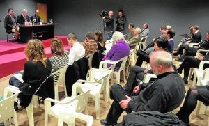 Asistentes al congreso internacional de Prehistoria que se celebra hasta mañana en el Museo de Nerja. ::
E. C.
