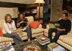 Un grupo de amigos disfruta de la tranquilidad en un alojamiento rural. :: SUR