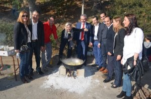 Ariza, Salado, Manver, Muñoz, Ruiz Espejo, Pérez, Cortés, Tomé y Ramírez, ayer con una perola de migas. ::
E. C.