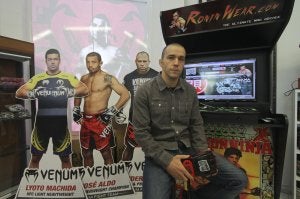 Seis jóvenes lideran desde El Palo la venta 'on line' de productos de artes marciales