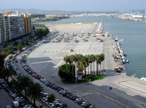 Algeciras lidera la bajada en el número de desempleados en la comarca. ::
SUR