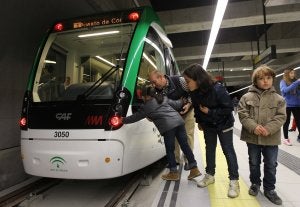 El Ayuntamiento invierte en movilidad casi el triple de lo que debe aportar por el metro