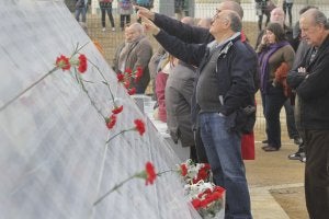 Los familiares buscaron los nombres de sus familiares fallecitos en el Panteón de la Memoria Histórica.