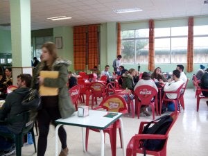 Un camarero sirve el menú en el comedor de la Facultad de Económicas. ::   CRÓNICA