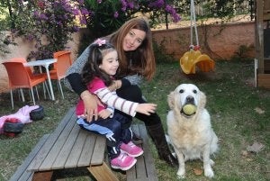 La fundadora de la asociación, Jorgelina Borda, junto a la pequeña Chloe. ::
JOSELE-LANZA