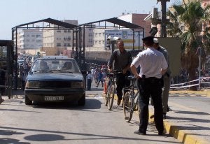 Cuatro inmigrantes entran desde Marruecos en 'motos-kamikaze' y se fugan