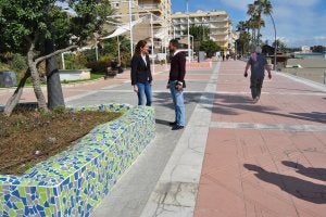 Finaliza la remodelación de las jardineras del Paseo Marítimo de Estepona con mosaicos al estilo Gaudí