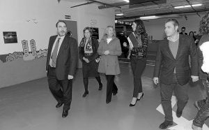 Ángeles Muñoz, acompañada por el edil José Eduardo Díaz, y representantes de la empresa. ::
JOSELE-LANZA