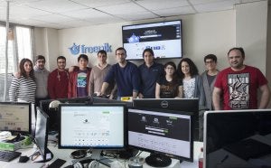 El equipo de Freepik con sus dueños (Joaquín Cuenca y Alejandro y Pablo Sánchez Blanes) en medio. Sur