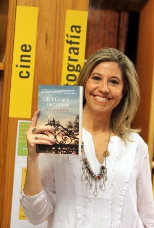 Raquel Rodrein, con su libro en la librería Luces. ::
CARLOS MORET