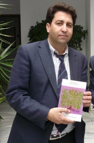 Abdeslam Lucena es alcalde de Benamocarra desde 2003. ::
E. CABEZAS