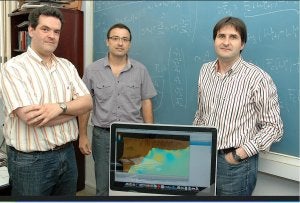 José Manuel González, Jorge Macías y Manuel J. Castro, miembros del equipo. ::
CRÓNICA