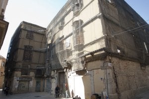 Urbanismo amenaza con retirar la licencia al hotel de la calle Granada