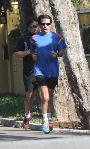 José María Aznar, con uno de sus guardaespaldas. ::                             JOSELE-LANZA