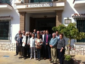 Un grupo de usuarios, junto a concejales de la oposición de Torrox. :: e. c.