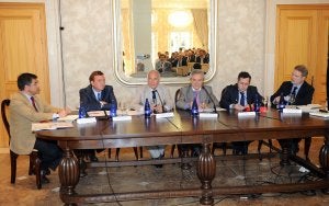 Un momento de la mesa redonda organizada en la jornada inmobiliaria. :: josele-lanza