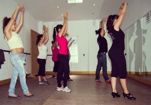 Clases de sevillanas realizadas en la peña flamenca para batir el récord Guinness. :: sur