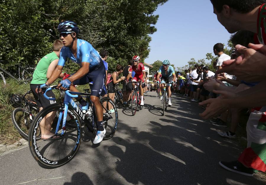 El pelotón ciclista ha animado las carreteras guipuzcoanas durante la Clásica de San Sebastián 2018