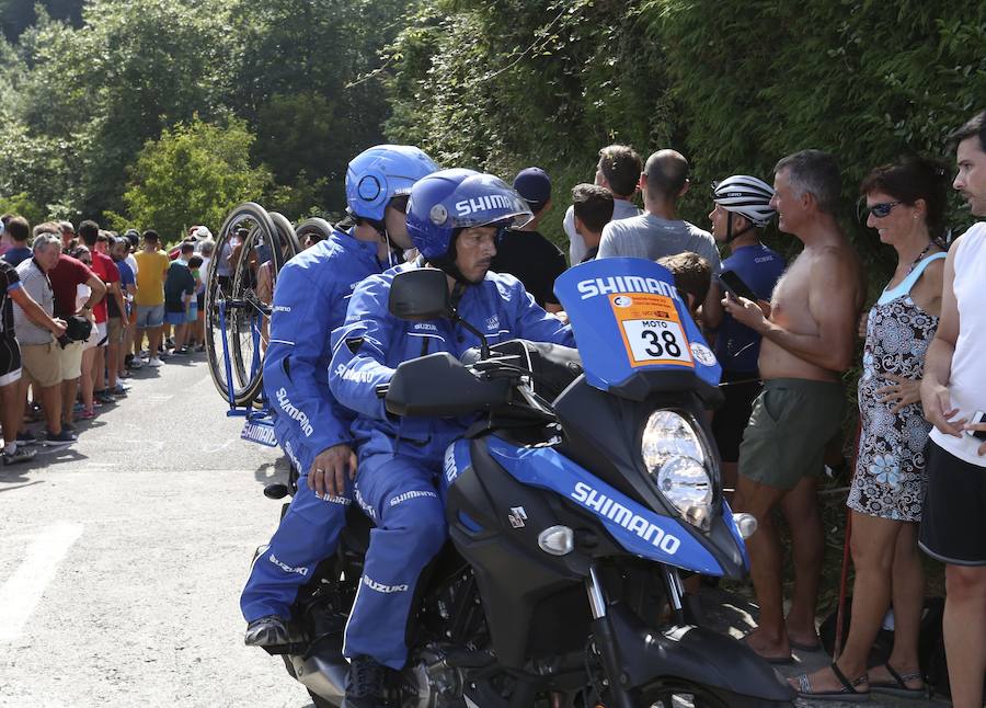 El pelotón ciclista ha animado las carreteras guipuzcoanas durante la Clásica de San Sebastián 2018