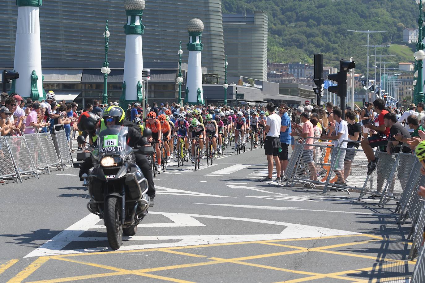 Emoción por todo lo alto en la disputa de la primera edición femenina de la Clásica de San Sebastián, con mucho público animando a las corredoras por todo el recorrido