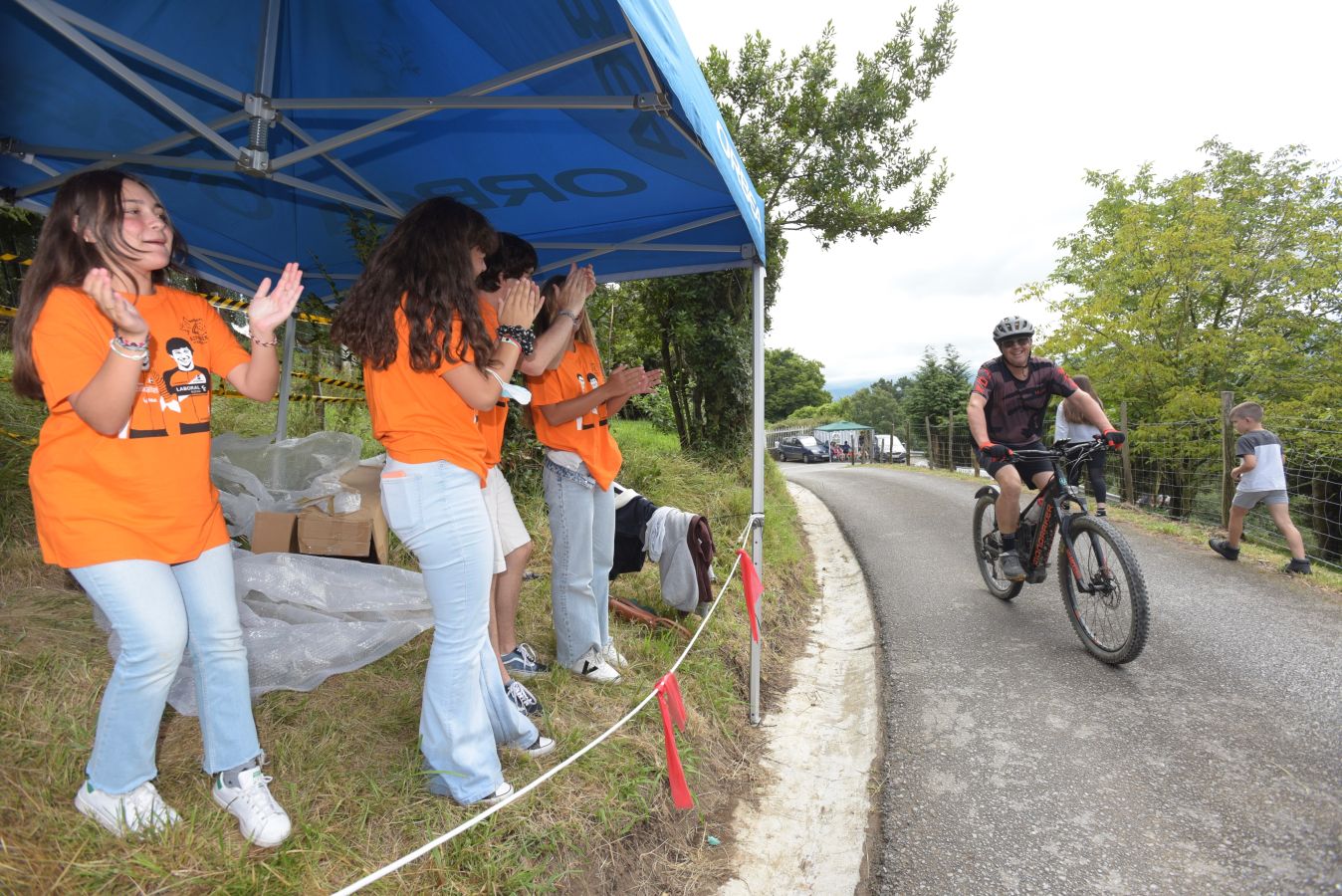 Fotos: Los aficionados se preparan para la llegada de los ciclistas a Murgil