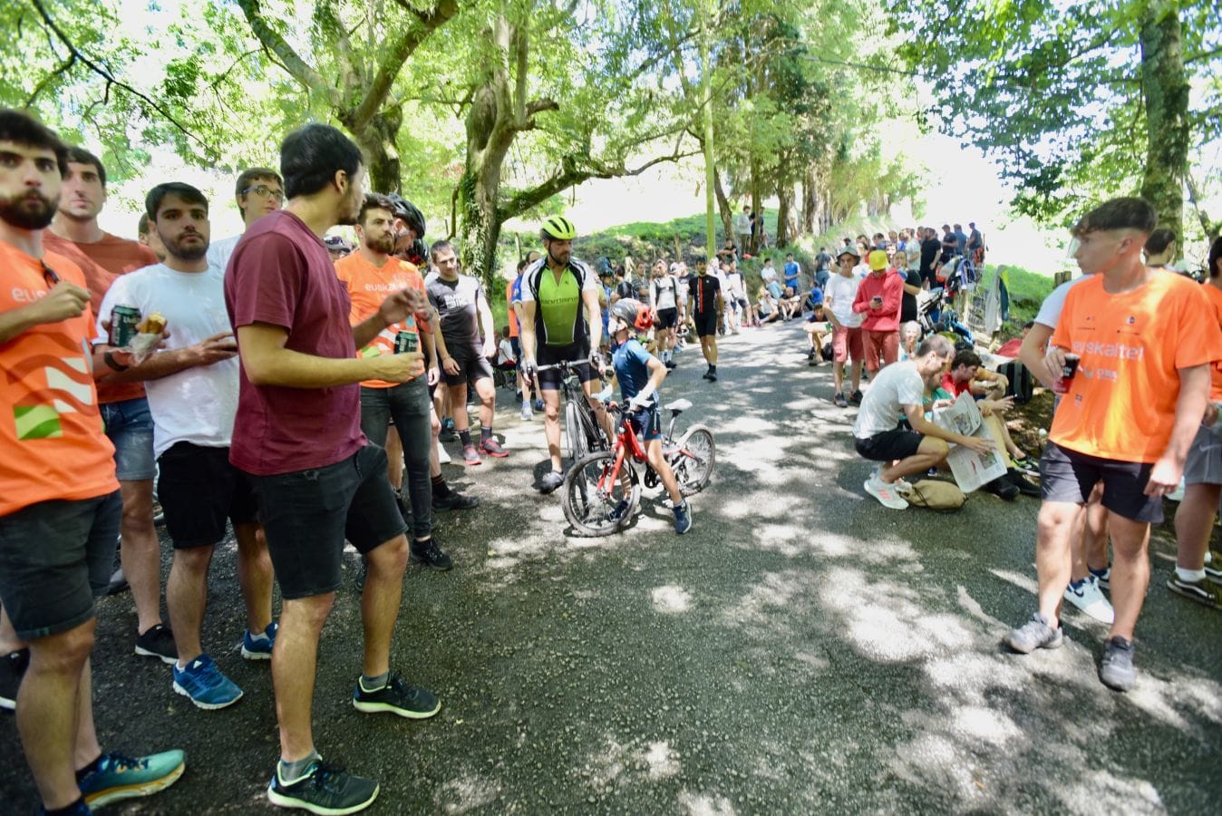 Fotos: Los aficionados se preparan para la llegada de los ciclistas a Murgil