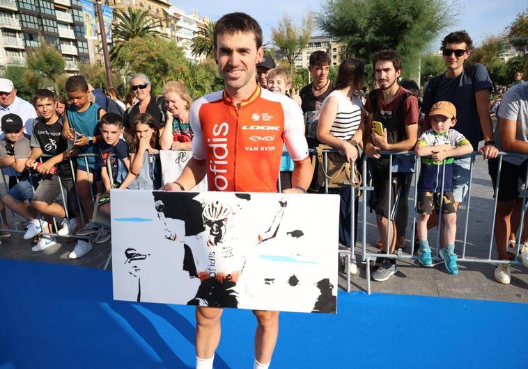 Ion Izagirre recibió ayer un regalo por su triunfo en el Tour.