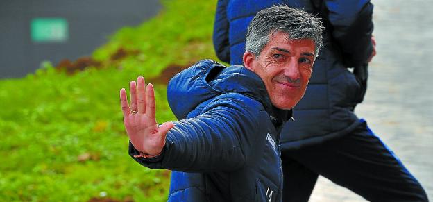 Imanol Alguacil saluda camino al Z2 en los instantes previos del último entrenamiento antes de viajar a Madrid.