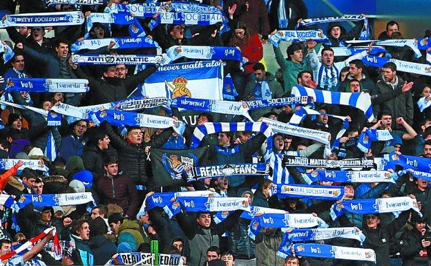 La grada Aitor Zabaleta, bufandas en alto, entona el himno antes del inicio del partido disputado ayer en Anoeta. 