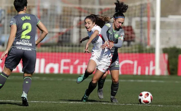 Nahikari se escapa de una jugadora del Sevilla. 