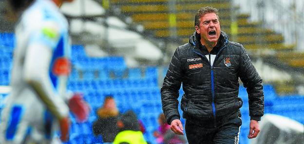 Gonzalo Arconada, técnico realista, enérgico en la banda de Anoeta dando instrucciones a sus jugadoras durante el derbi. 