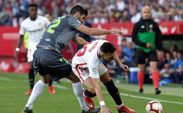 Navas trata de robarle el balón a Munir. 