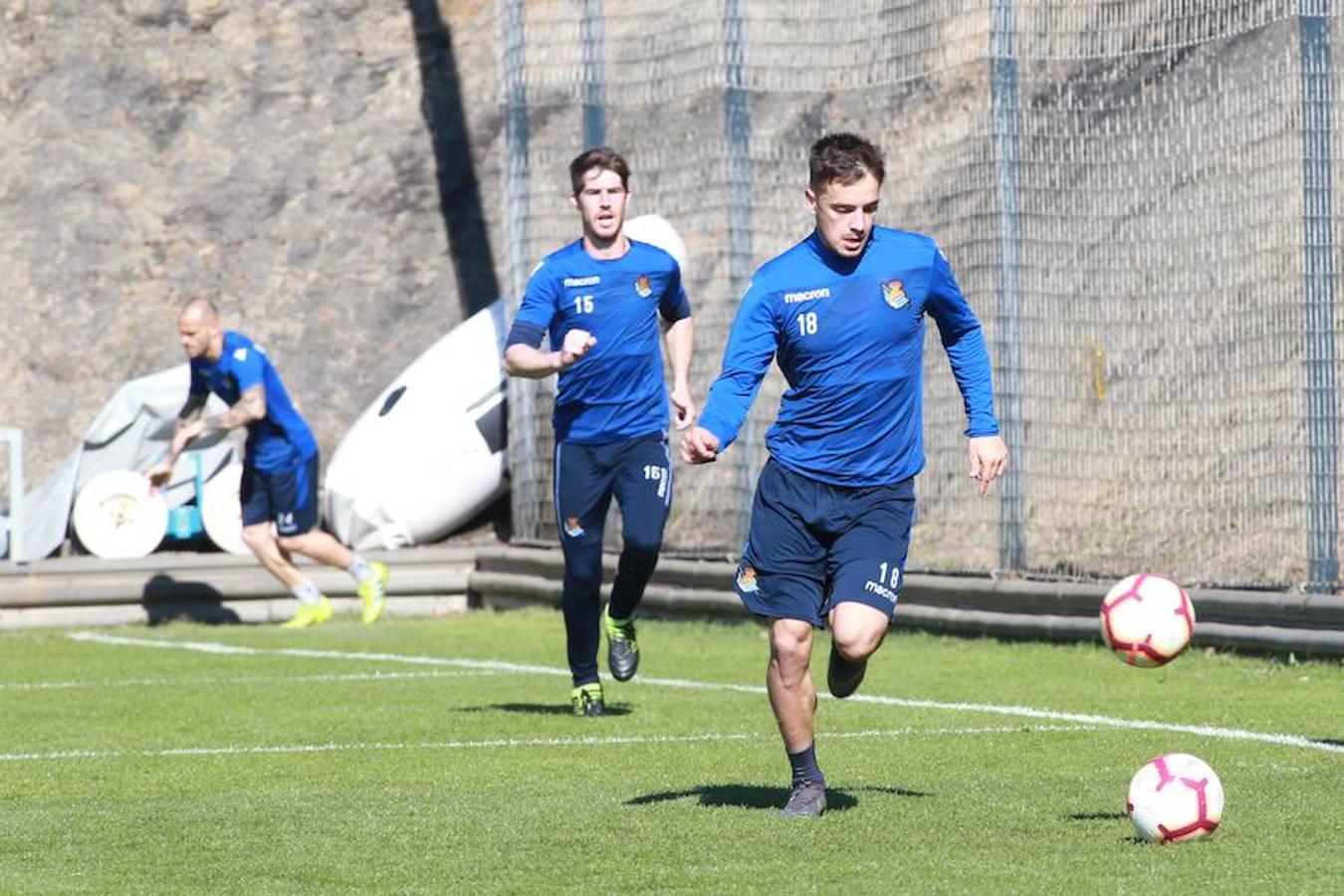 La Real Sociedad ha completado esta mañana una sesión en la que Imanol y su staff técnico han dispuesto una yincana con diferentes ejercicios. Se han ejercitado sobre el césped del Z7. Zaldua, Gorosabel, Bautista, Pardo, Theo, Luca, Sandro, Aritz, Juanmi, Moyá y Rulli . Además de los canteranos Andoni Zubiaurre, Aihen Muñoz, Ander Guevara y Ander Barrenetxea, aunque este último ha abandonado la sesión tras la ya mencionada yincana.