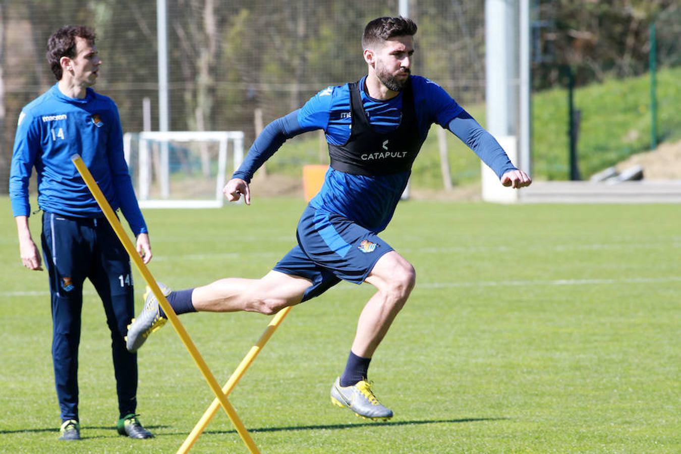 La Real Sociedad ha completado esta mañana una sesión en la que Imanol y su staff técnico han dispuesto una yincana con diferentes ejercicios. Se han ejercitado sobre el césped del Z7. Zaldua, Gorosabel, Bautista, Pardo, Theo, Luca, Sandro, Aritz, Juanmi, Moyá y Rulli . Además de los canteranos Andoni Zubiaurre, Aihen Muñoz, Ander Guevara y Ander Barrenetxea, aunque este último ha abandonado la sesión tras la ya mencionada yincana.