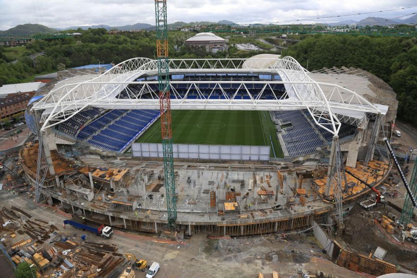 La construcción de la tribuna Norte toma velocidad de crucero y la estructura ya se apreciar desde el exterior del estadio. A vista de pájaro, la evolución de las obras en el último mes ha sido notable. Tras finalizar la construcción de la losa de cimentación del parking se procedió al hormigonado del hall de entrada de la tribuna Norte.