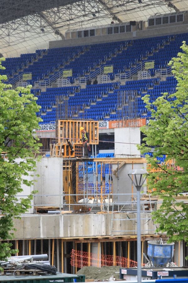 La construcción de la tribuna Norte toma velocidad de crucero y la estructura ya se apreciar desde el exterior del estadio. A vista de pájaro, la evolución de las obras en el último mes ha sido notable. Tras finalizar la construcción de la losa de cimentación del parking se procedió al hormigonado del hall de entrada de la tribuna Norte.