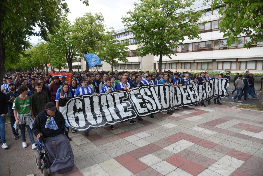 Numerosos afiicionados realistas se han acercado a Vitoria para animar a la Real Sociedad.