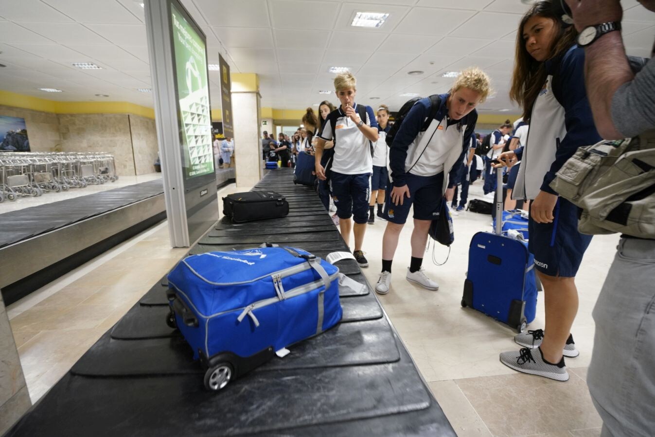 Las jugadoras de la Real Sociedad han puesto rumbo a Granada este viernes para enfrentarse el sábado al Atlético de Madrid en la final de la Copa de la Reina.