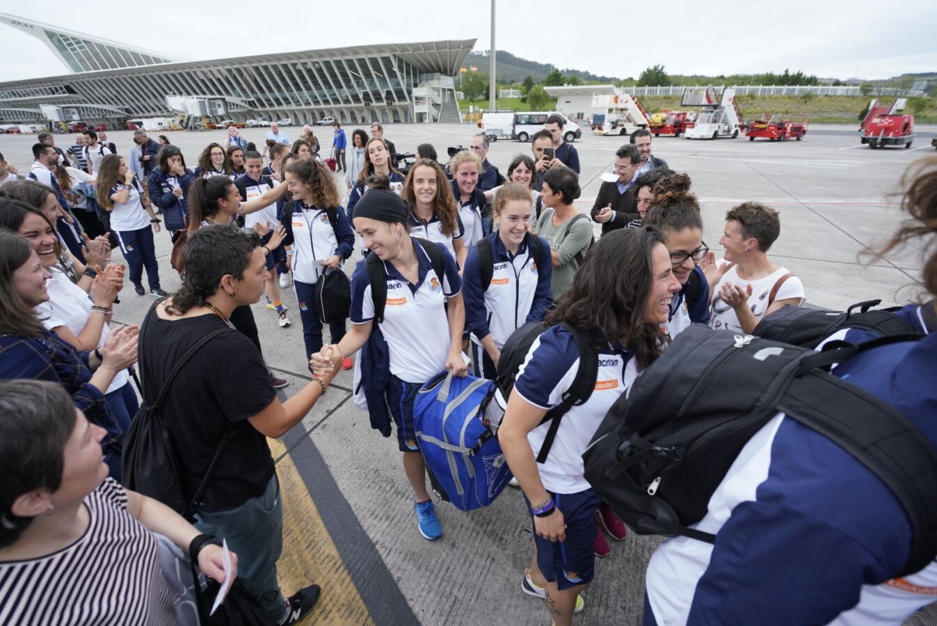 Las jugadoras de la Real Sociedad han puesto rumbo a Granada este viernes para enfrentarse el sábado al Atlético de Madrid en la final de la Copa de la Reina.