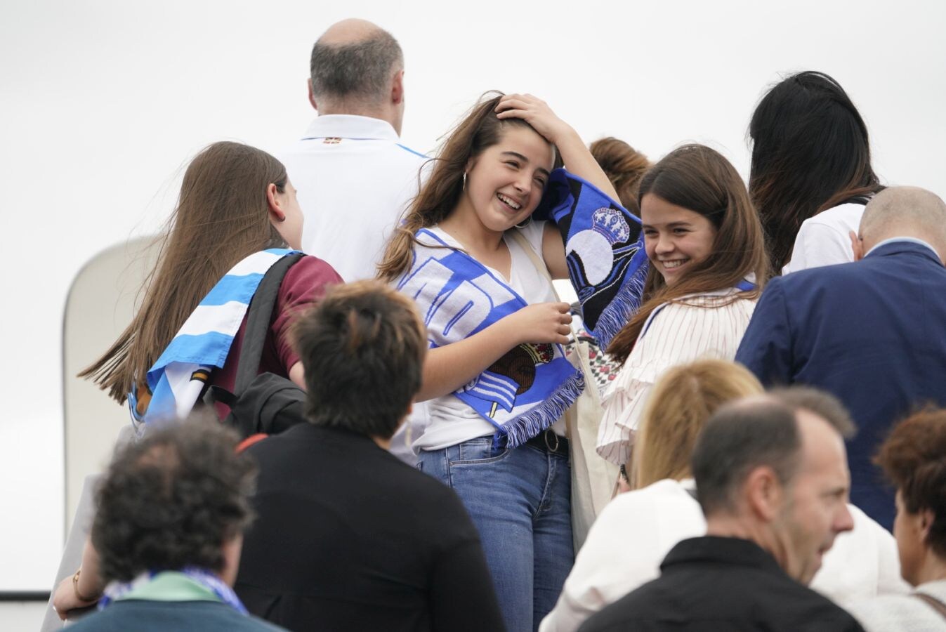 Las jugadoras de la Real Sociedad han puesto rumbo a Granada este viernes para enfrentarse el sábado al Atlético de Madrid en la final de la Copa de la Reina.