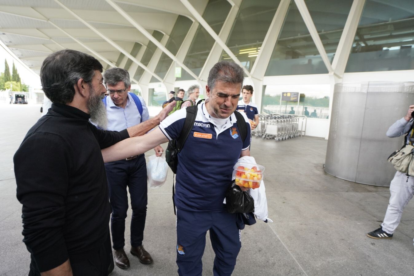 Las jugadoras de la Real Sociedad han puesto rumbo a Granada este viernes para enfrentarse el sábado al Atlético de Madrid en la final de la Copa de la Reina.