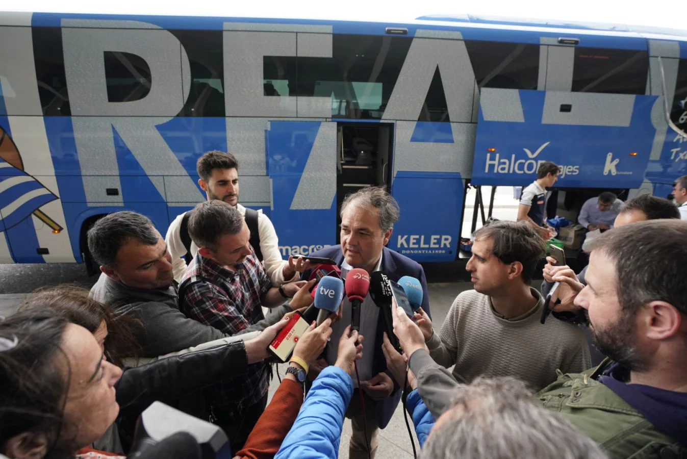 Las jugadoras de la Real Sociedad han puesto rumbo a Granada este viernes para enfrentarse el sábado al Atlético de Madrid en la final de la Copa de la Reina.