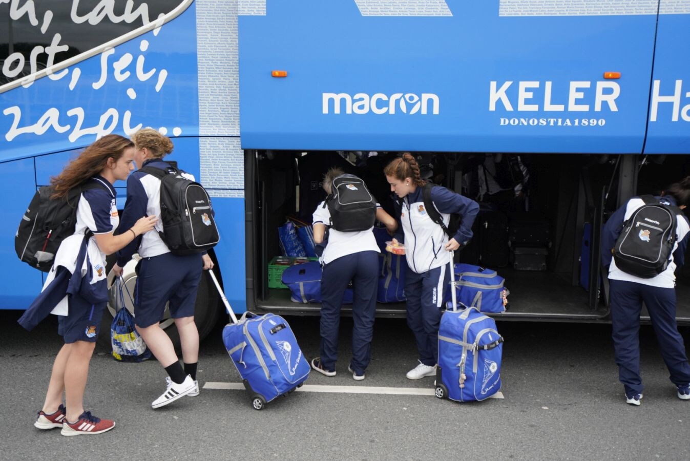 Las jugadoras de la Real Sociedad han puesto rumbo a Granada este viernes para enfrentarse el sábado al Atlético de Madrid en la final de la Copa de la Reina.