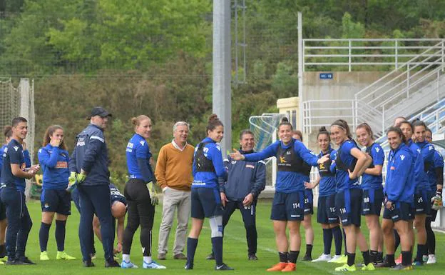 Las jugadoras y el cuerpo técnico de la Real sonríen en Zubieta junto a López Ufarte, ante una Leire Baños que bromea con los brazos abiertos.