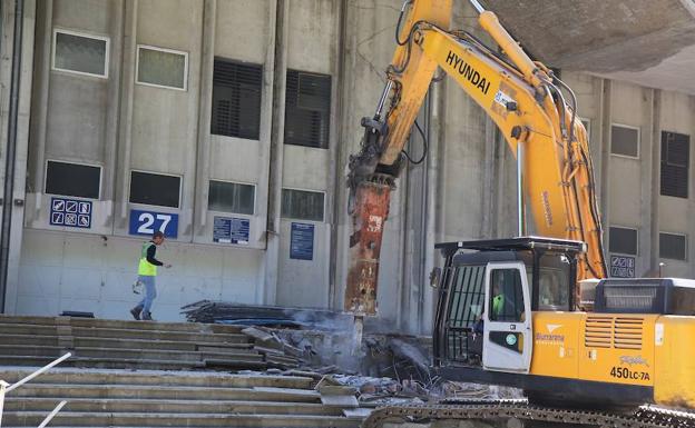 Trabajos de demolición en la tribuna principal, ayer, y estado de las obras en la norte, que estará acabada para el arranque de la próxima temporada. 
