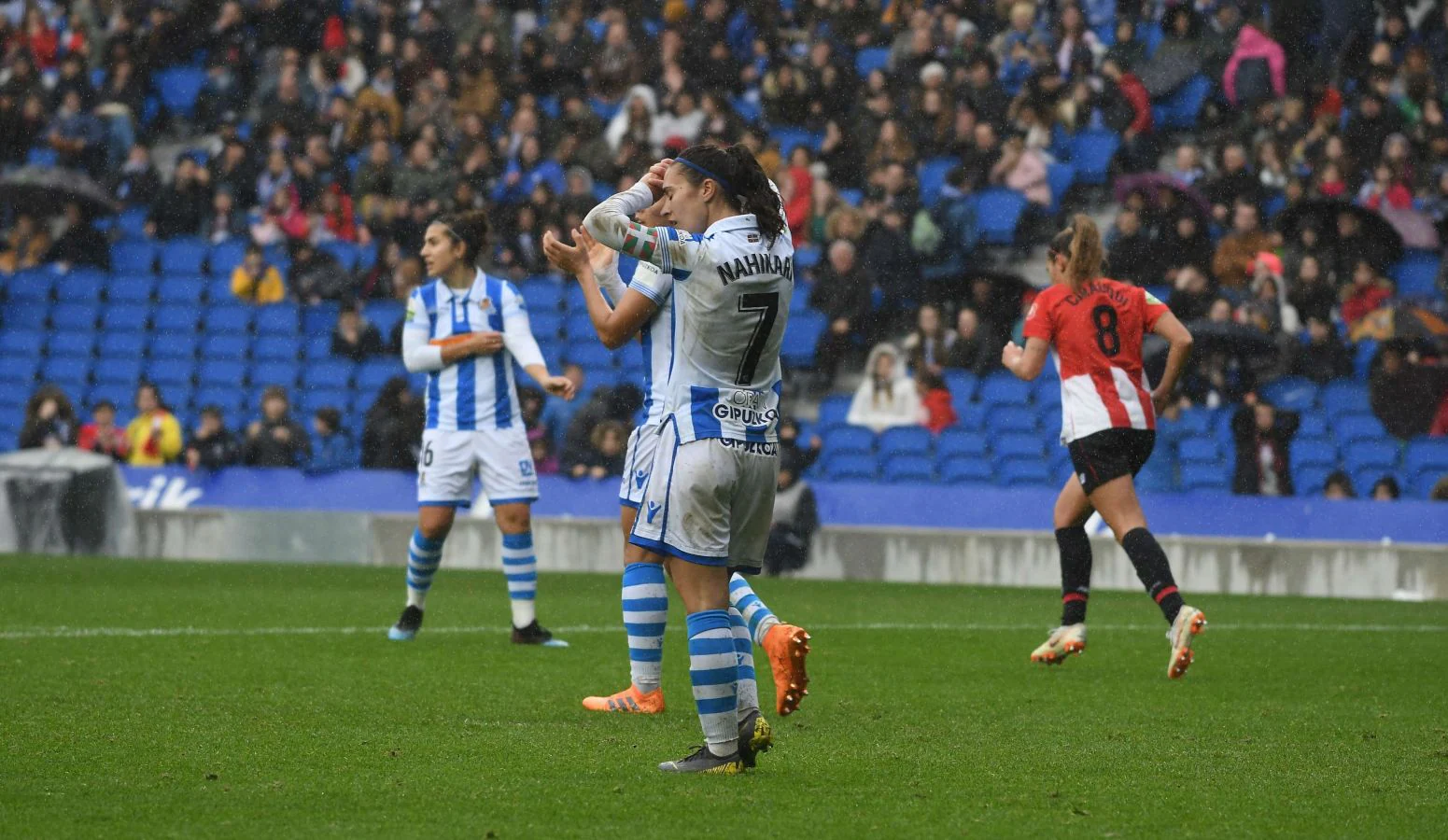 Nahikari se lamenta de una ocasión fallada en el derbi ante el Athletic disputado el 10 de febrero de 2019 en Anoeta