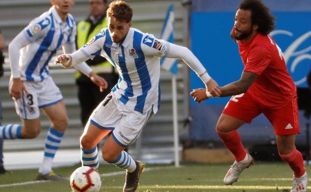 Januzaj trata de irse de Marcelo. 