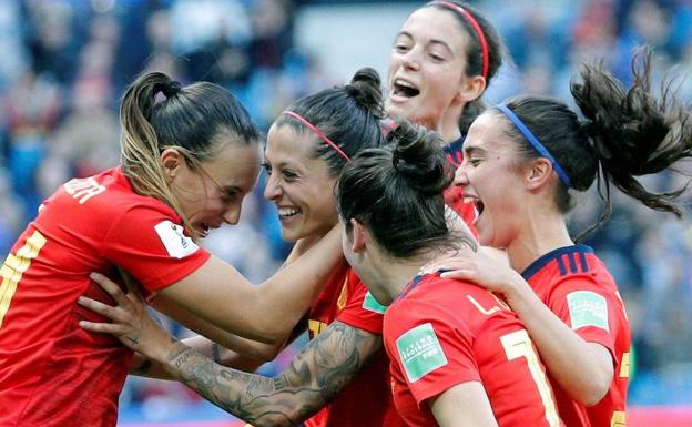 Nahikari celebra el gol de Hermoso junto a sus compañeras.