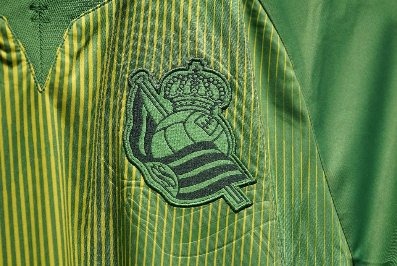 La Real pusó a la venta este viernes las camisetas de la próxima temporada. No ha habido el exito de otras veces, ya que la mayoría de los años ha sido sábado el día del lanzamiento. Pero los txuri-urdin que se han acercado a la tienda se han marchada satisfechos con las nuevas camisetas.