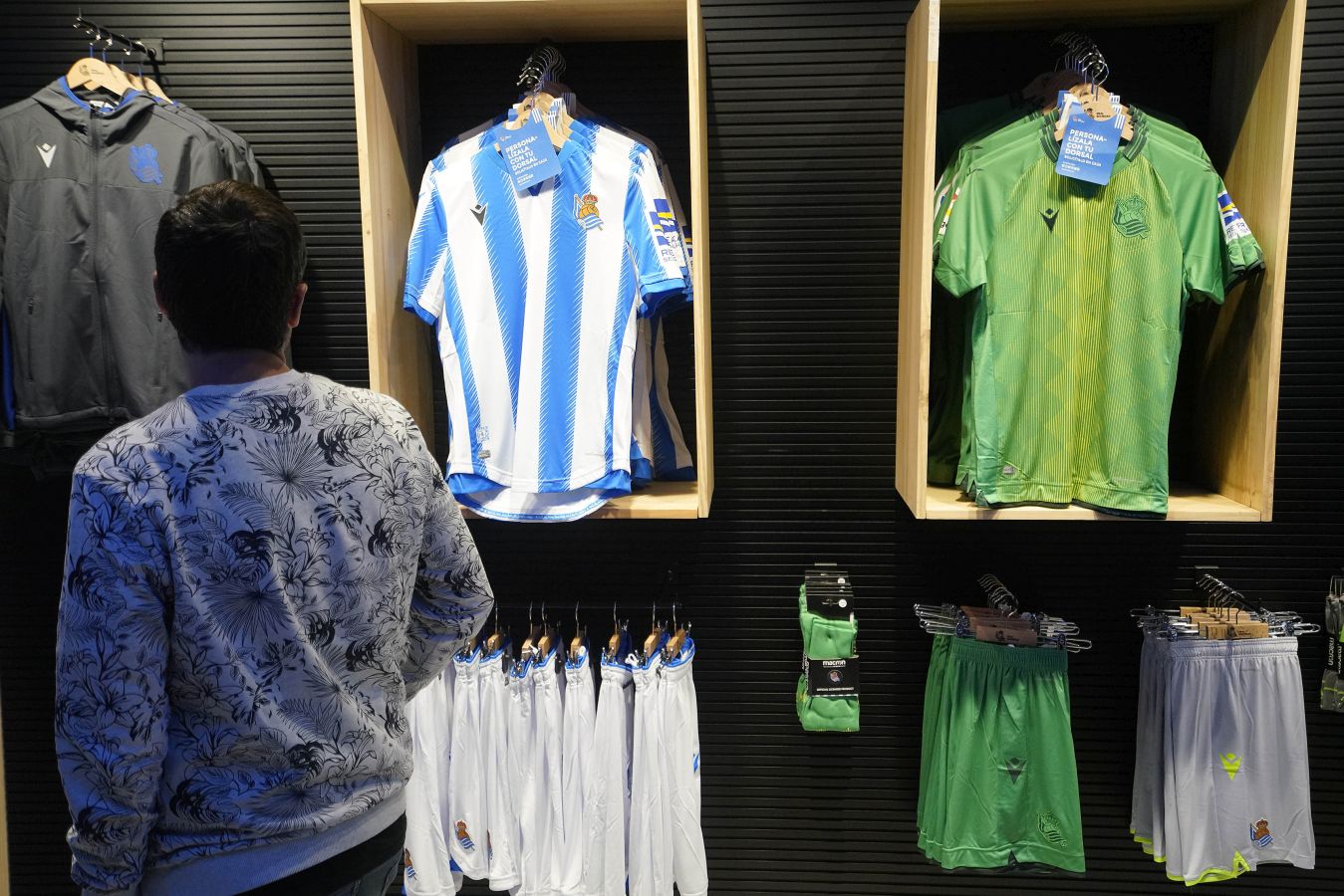 La Real pusó a la venta este viernes las camisetas de la próxima temporada. No ha habido el exito de otras veces, ya que la mayoría de los años ha sido sábado el día del lanzamiento. Pero los txuri-urdin que se han acercado a la tienda se han marchada satisfechos con las nuevas camisetas.